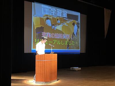 学校生活について説明する生徒会役員