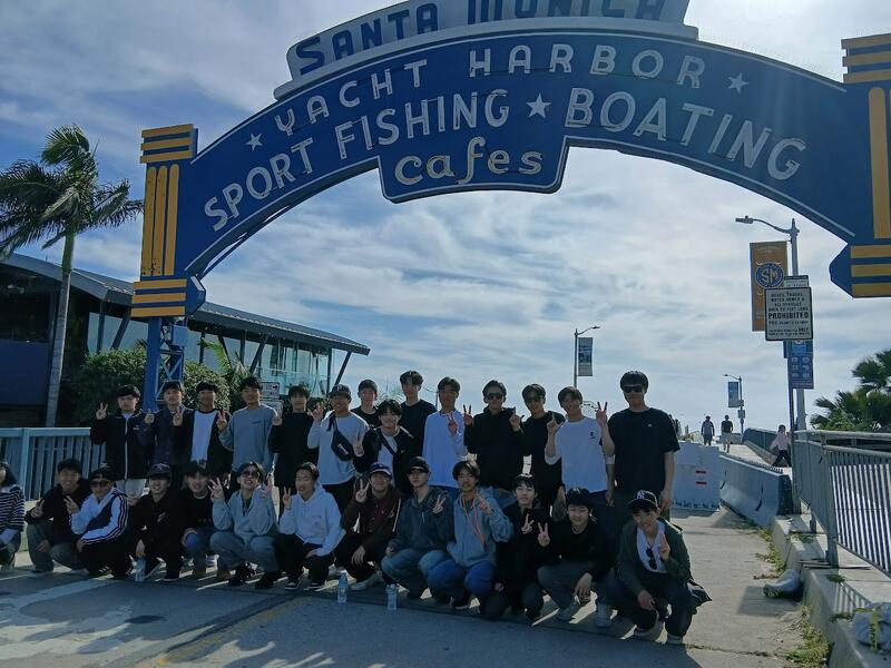 26名の生徒が海外研修プログラムに参加し、アメリカを訪れました