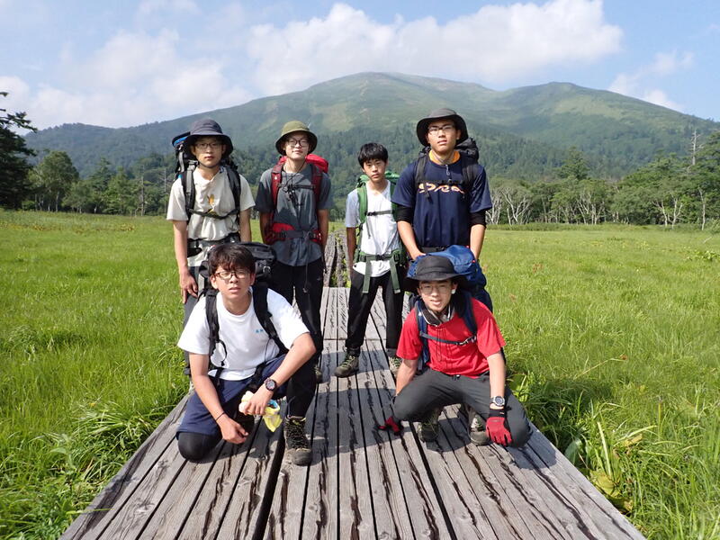 至仏山をバックに